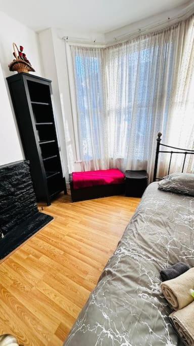 3 Bed House East London Home Extérieur photo